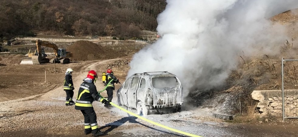 Un'automobile avvolta dalle fiamme, intervengono i Vigili del fuoco sul Mossano tra Mori e Isera